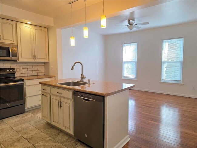 Building Photo - 311 Woodview Ave