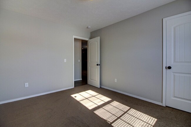 Building Photo - 3 Bedroom in Republic Schools!