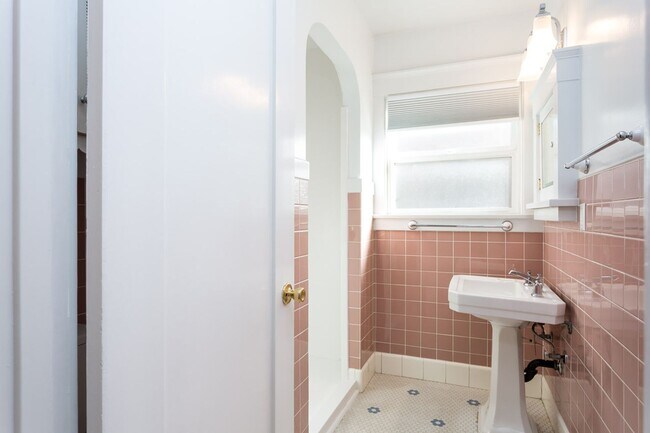 Building Photo - Charming Spanish in Kensington