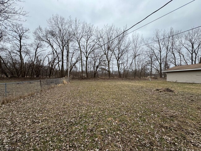 Building Photo - 3-Bedroom Home in Moline – Prime Location ...