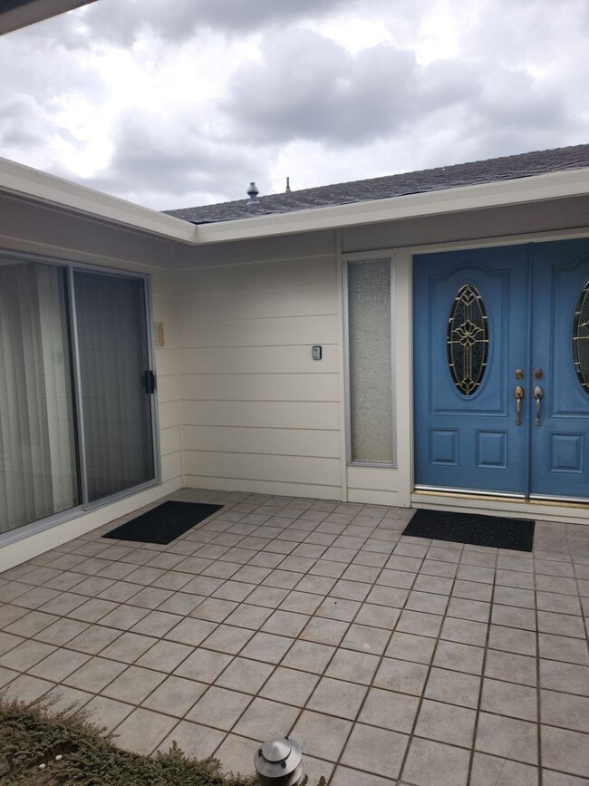 Building Photo - Lovely Home in Oakmont 55+ Senior community