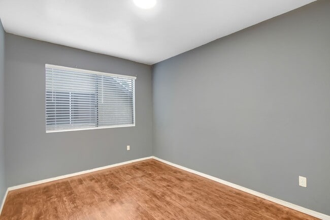 Building Photo - 3/2 Duplex for Lease in Lake Elsinore!