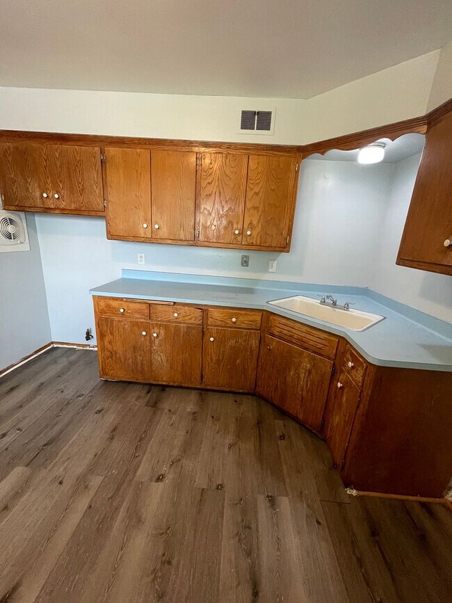 Building Photo - Large 3bed/1.5 bath unit!