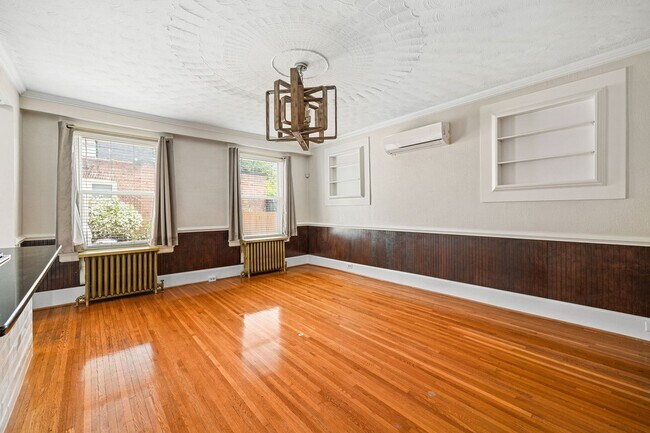 Building Photo - Beautiful Renovated 3 Bedroom 2.5 Bath off...