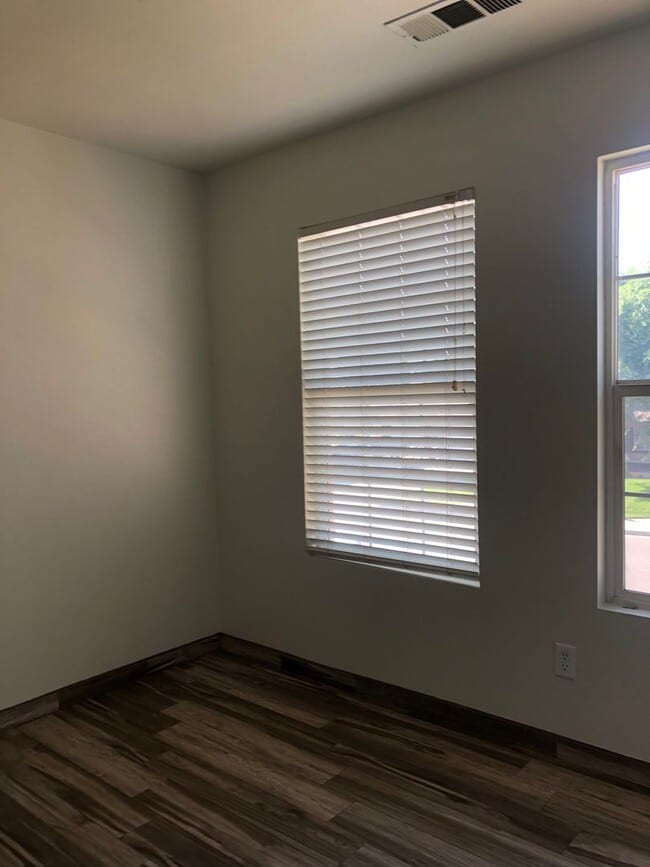 Building Photo - 2 Weeks Free! 4 Bedroom, 2.5 Bathroom Ston...
