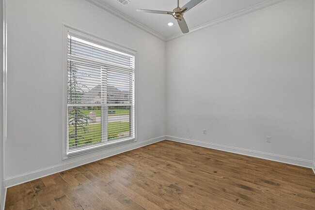 Building Photo - Rare Executive Rental in Desirable South J...
