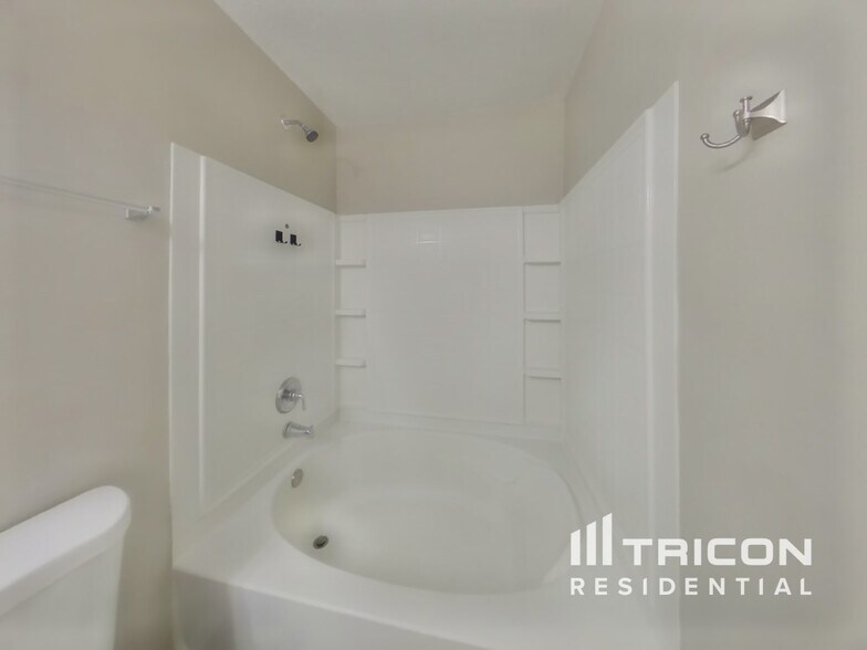 Building Photo - 824 Streamside Dr