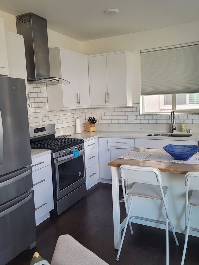 Building Photo - Cozy condo with roof top balcony in Downtown Sacramento