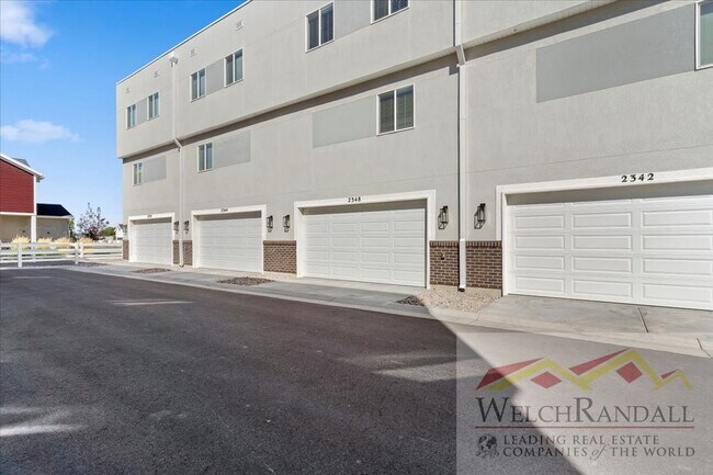 Building Photo - Beautiful 3 Bed 2.5 Bath Townhome in West ...