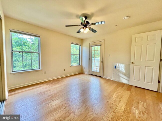 Building Photo - 927 Hillside Lake Terrace