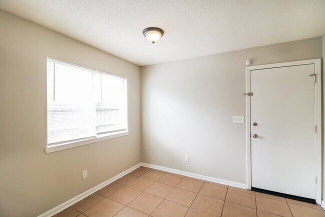 Building Photo - 713 Arbor Hill Dr