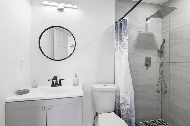 Building Photo - 1932 Lake St