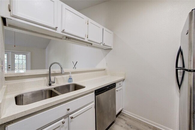 Building Photo - 2121 El Paseo St