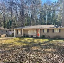 Building Photo - 3 bed 2 bath in Dekalb!