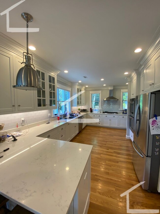 Building Photo - 7/1 Massive, renovated 5BR/3.5BA near Wash...