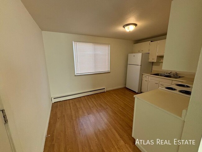 Building Photo - Newly Renovated Upper Level 2 Bed 1 Bath U...