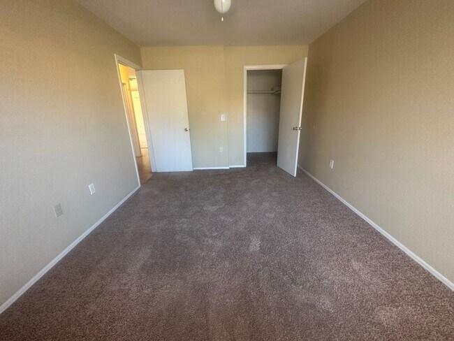 Building Photo - Gilbert home with community pool.