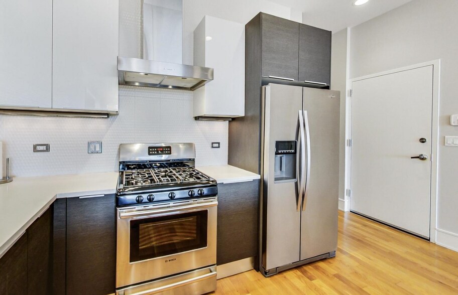 Building Photo - 2424 W Chicago Ave