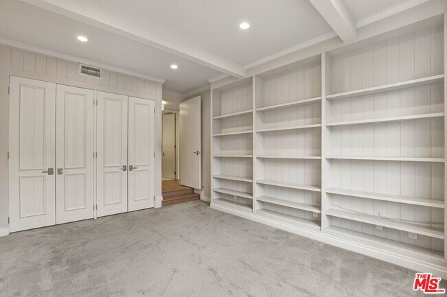 Building Photo - 1260 S Beverly Glen Blvd