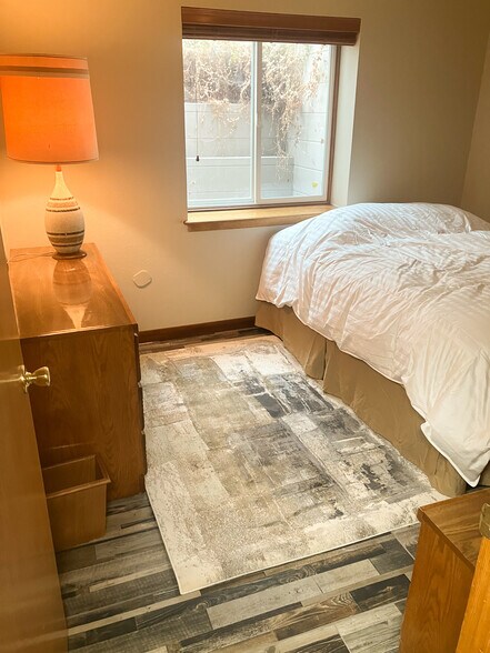 Suite Bedroom - 421 W Sycamore Ct