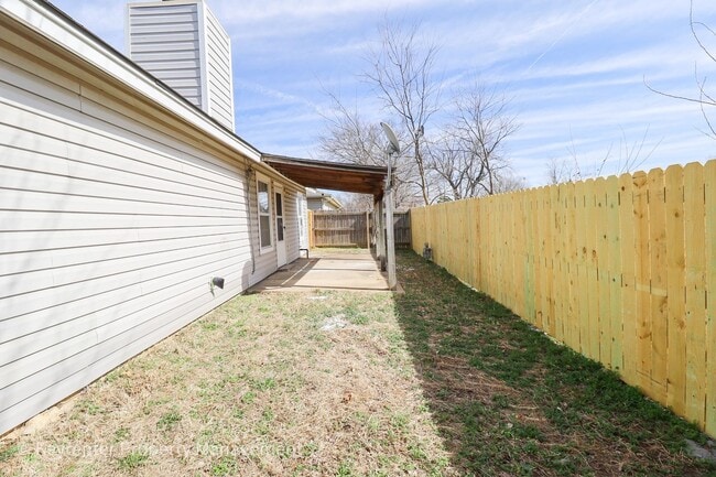 Building Photo - E 31st Ct Duplex