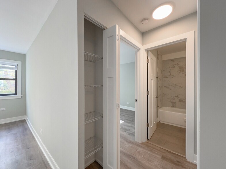 Building Photo - 503 W Barry Ave