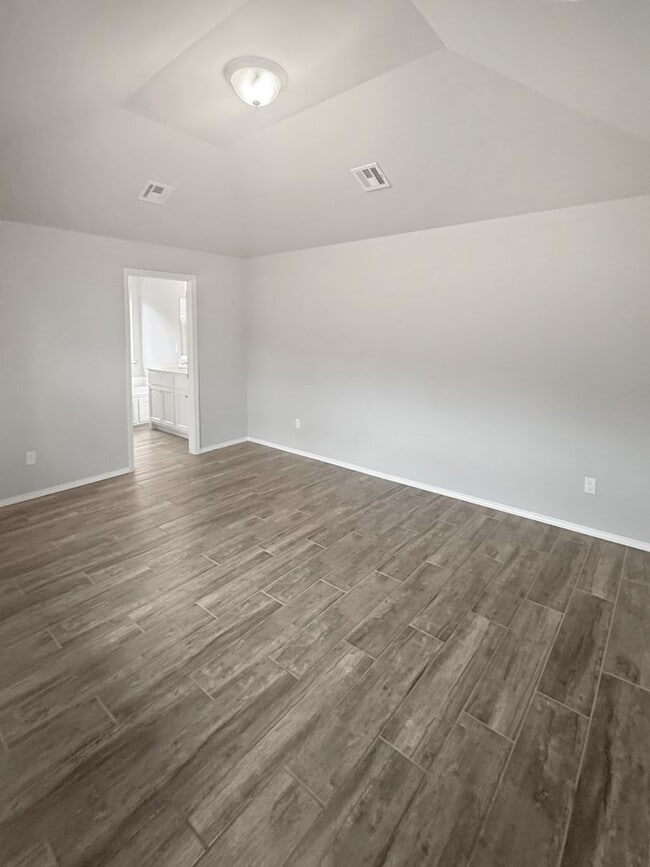 Building Photo - Modern 3-Bedroom Home in Gated Seven Oaks South