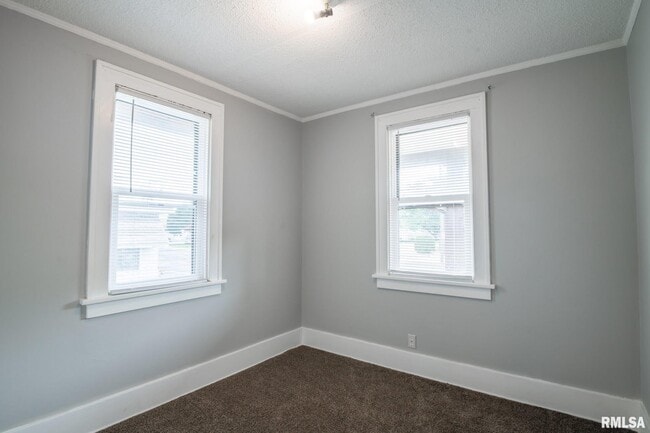 Building Photo - 4515 Drake Dr