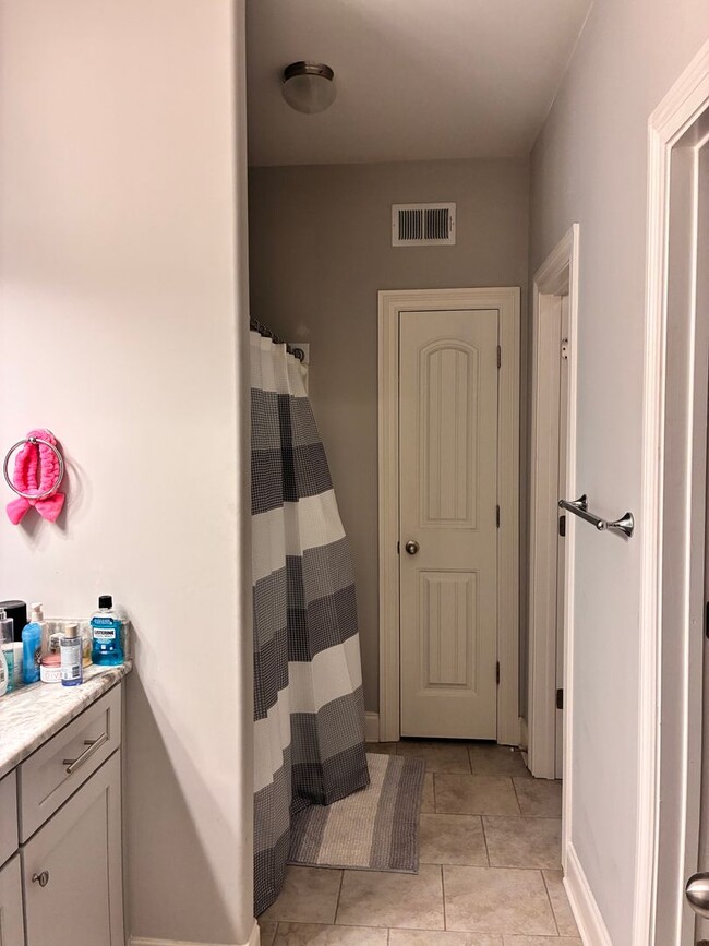 Building Photo - 4 bed 4.5 bath unit in West End neighborhood!