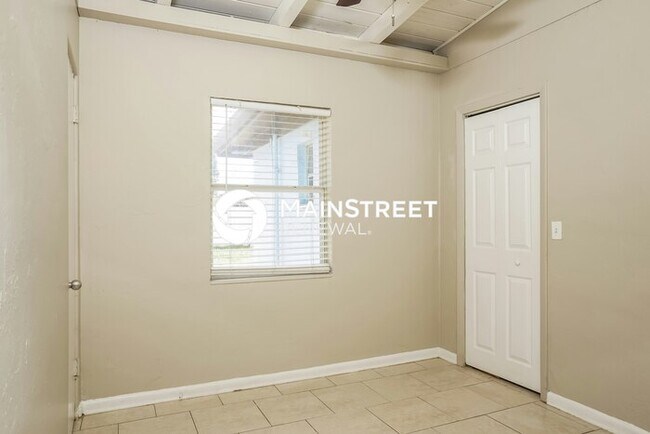 Building Photo - 3 Bedroom Pet-Friendly Home in SARASOTA, FL with Main Street Renewal