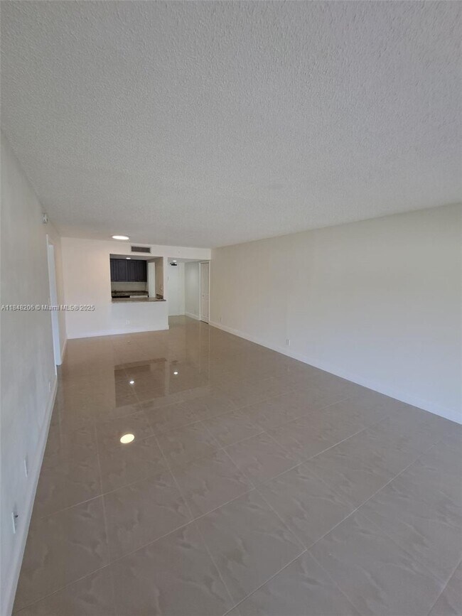 Building Photo - 240 Lakeview Dr