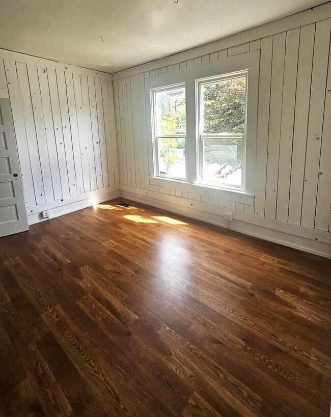 Building Photo - Charming 5-Bedroom Home with Updated Kitchen, & Bath in Fairhaven!