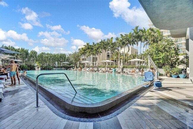 Building Photo - 121 NE 34th St