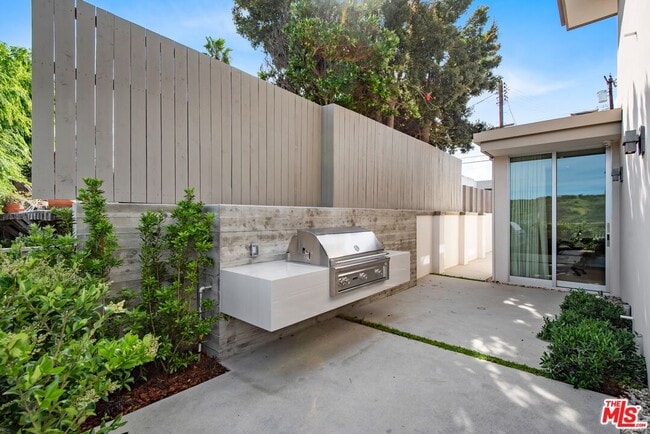 Building Photo - 3642 Beverly Ridge Dr