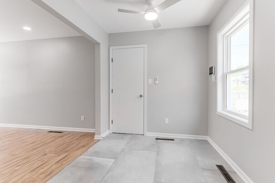 Building Photo - 2721 S 51st Terrace