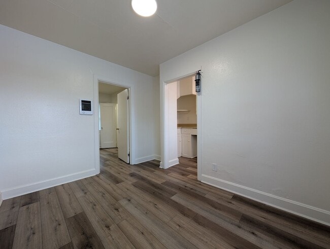 Building Photo - Nice 1 Bedroom, 1 Bath Apartment With Solid Surface Flooring