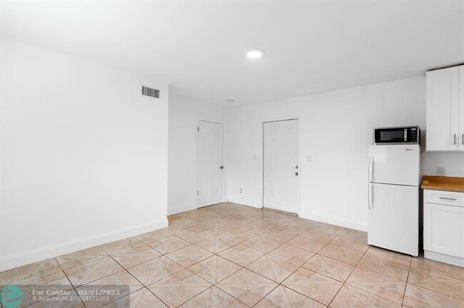 Building Photo - 583 NW 17th Pl