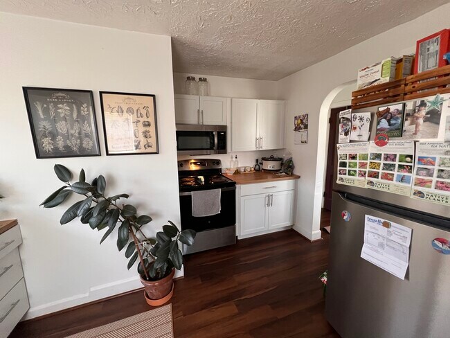 Building Photo - 433 N Randall St