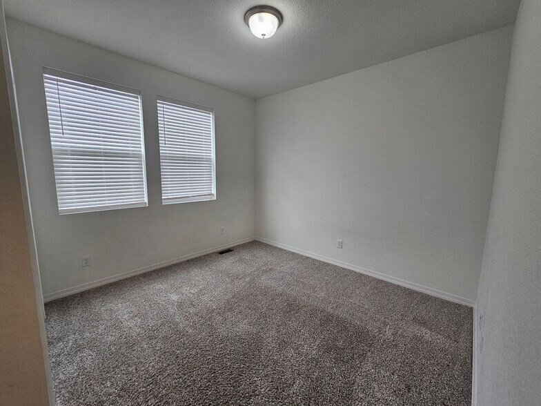 Building Photo - 10450 Summer Ridge Dr