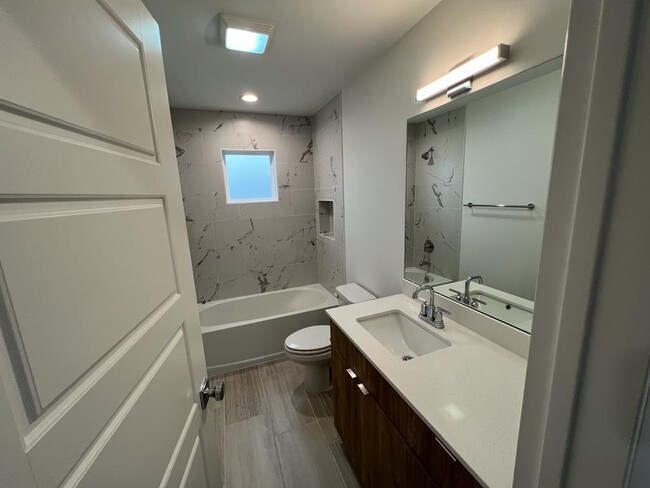 Building Photo - 202 Deer Path Lp