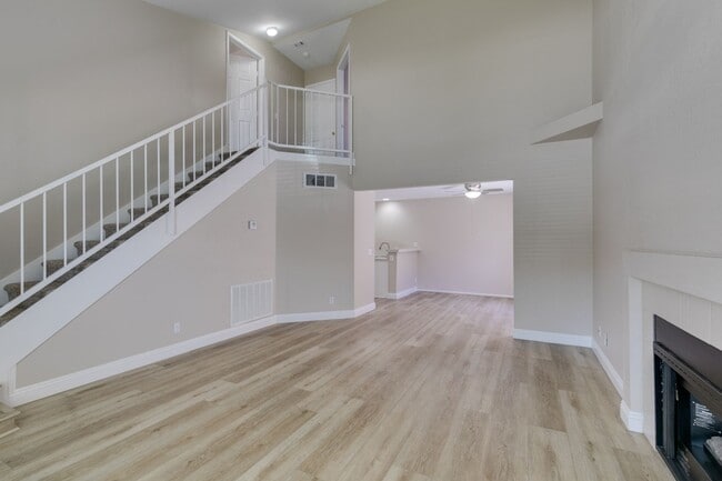 Building Photo - Stylish 2-Bedroom Townhome in Green Valley with Modern Upgrades & Prime Location!