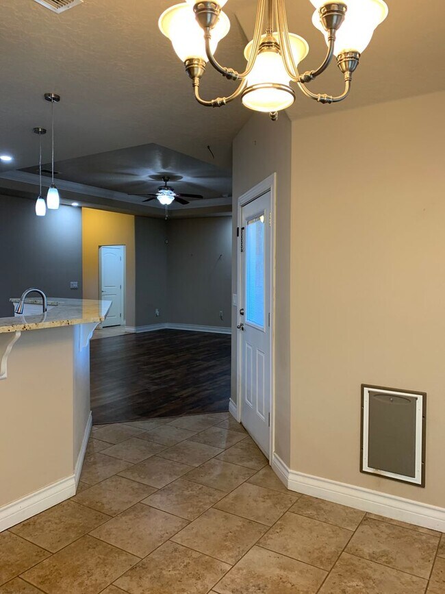 Building Photo - 116 Mariposa Dr