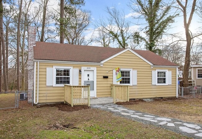 Building Photo - ADORABLE BUNGALOW IN LAKESIDE