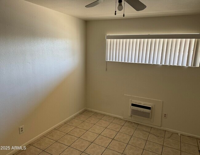 Building Photo - 1411 W Clarendon Ave