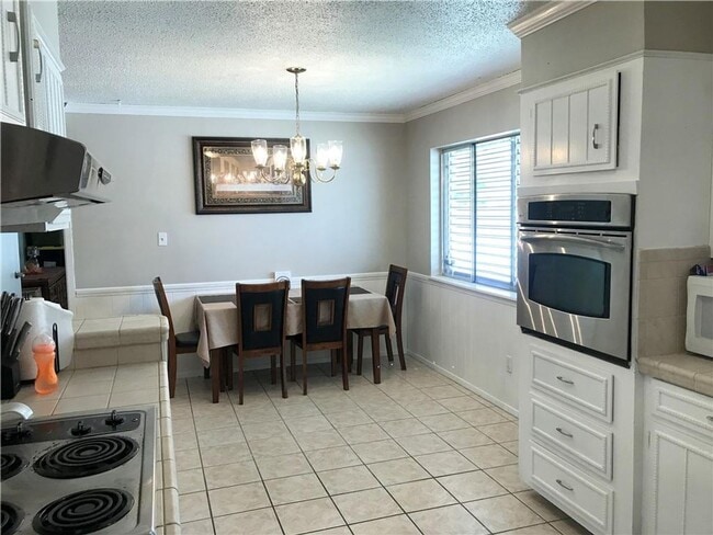 Building Photo - 5 Bedroom 3 Full Baths on the Southside