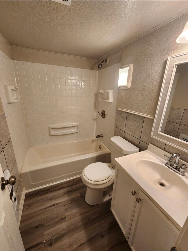 Building Photo - Take a look inside! 4 bed 2 bath with 3 car garage