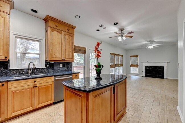 Building Photo - 2835 Crestmont Ct