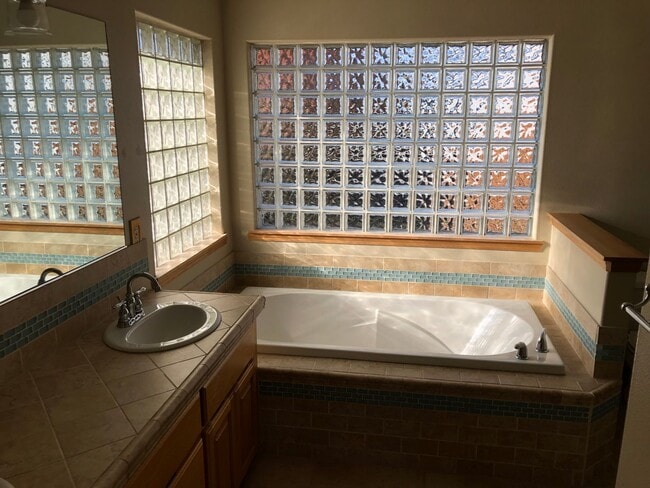 Building Photo - 2687 NW Oak Ridge Dr