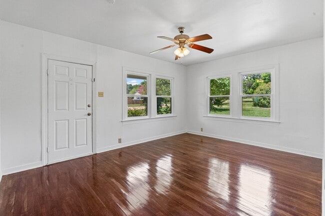 Building Photo - Historic Charm in Hillsboro!