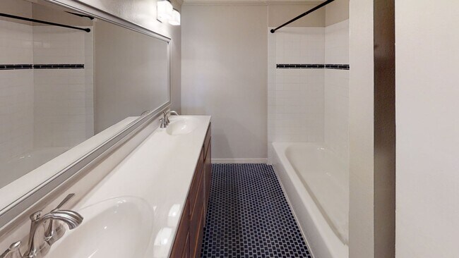 Building Photo - 5121-5123 E Falls View Dr